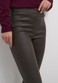 Cream CRTABEA  - Skinnbyxor - chocolate plum crocodile