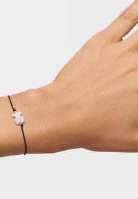 Braccialetto in corda nera con ciondolo a forma di orso in argento, superficie liscia, design semplice e lunghezza regolabile.