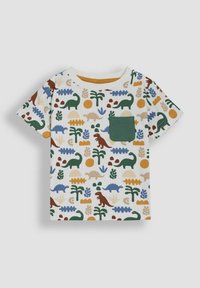 Kortærmet t-shirt i creme med et farverigt dinosaur- og plante mønster. Har en grøn brystlomme og en rund krave. Lavet af bomuldsmateriale.