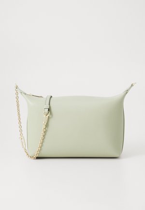 Borsa a tracolla in pelle verde chiaro con una texture liscia, forma arrotondata e tracolla dorata. Presenta una chiusura a zip nella parte superiore.