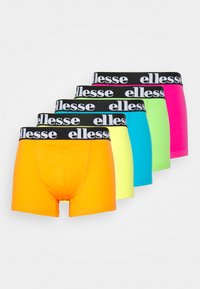 Četras bokseru šortu pāri spilgtās krāsās: oranžā, neona dzeltenā, tirkīza un rozā. Katram ir melns elastīgs jostasvīrs ar "ellesse" logo.