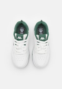 Baskets de sport blanches avec accents verts, doublure en tissu texturé, boîte à orteils perforée et logo sur la languette. Lacets et tirant inclus.
