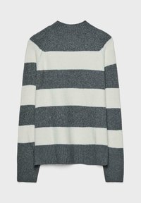Maglione a righe con strisce orizzontali grigio scuro e bianco sporco, colletto e polsini a costine, texture lavorata a maglia e orlo leggermente accorciato.