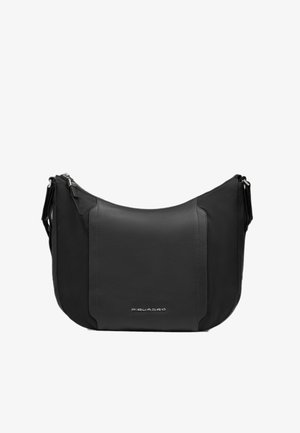 Zwarte schoudertas gemaakt van leer en stof, met een gladde textuur, een gestroomlijnde, gebogen vorm en een logodetail aan de voorkant.