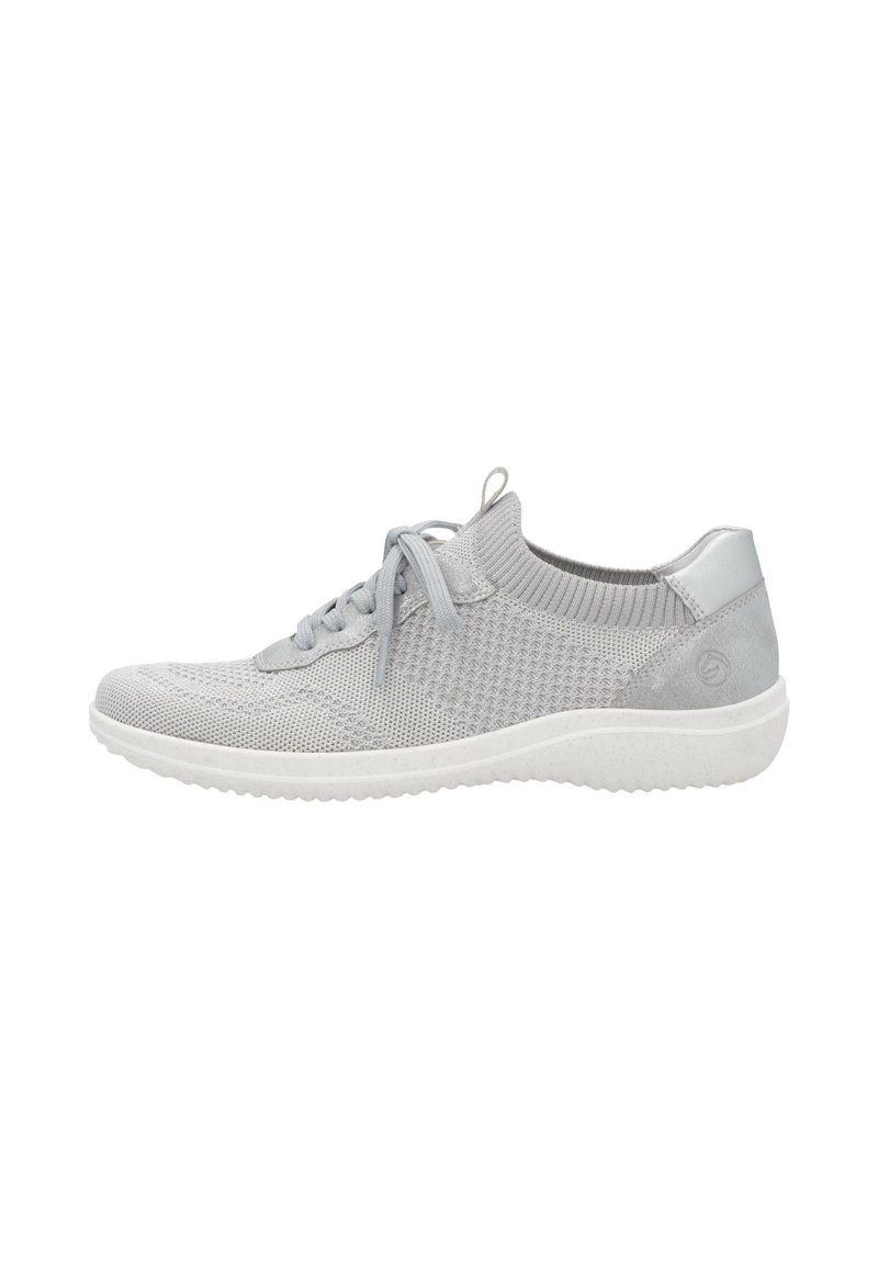 Baskets gris clair avec un dessus en maille respirante, design texturé, lacets et une semelle en caoutchouc blanc. Comprend un accent de talon élégant et minimaliste.