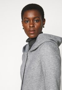 ONLY Tall ONLSEDONA LIGHT COAT - Casaco curto - light grey