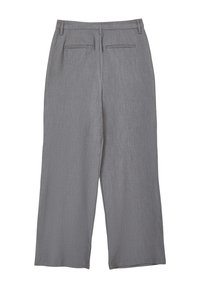 Graue weit geschnittene Hosen aus strukturiertem Stoff. Mit flacher Vorderseite, Gürtelschlaufen und zwei Gesäßtaschen mit dezentem Piping.