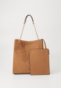 Brun læder tote taske med en quiltet design, guld kædehåndtag og en aftagelig flad pung, der har en glat tekstur og minimalt hardware.