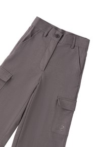 Spodnie cargo w szarym materiale, z przednimi i bocznymi kieszeniami, z zapięciem na guzik oraz subtelnym metalicznym akcentem logo na jednej kieszeni.