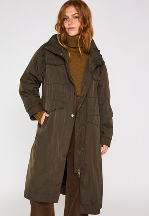 Parka vert olive avec capuche, présentant une fermeture éclair à l'avant, des boutons-pression et deux poches avant. Fabriquée en tissu léger et texturé.
