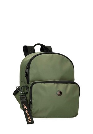 Mochila pequeña de color verde oliva con cremalleras negras, un bolsillo frontal, un llavero negro de Reebok y correas de hombro negras.