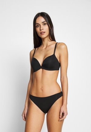 Zwarte onderwired bra met een gladde textuur en een diepe decolleté, gecombineerd met een bijpassende low-rise bikini slip, ontworpen voor een naadloze look.