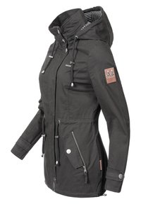 Veste à capuche noire avec poches zippées, cordons de serrage à la taille et à la capuche, tissu texturé et un petit logo brodé sur la manche.