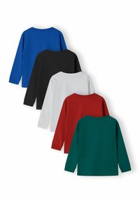 Pieci garie piedurkņu kreklu ar apaļu izgriezumu zilu, melnu, baltu, sarkanu un zaļu krāsā, sakārtoti pārklājoties ar mugurām vērstām uz priekšu.