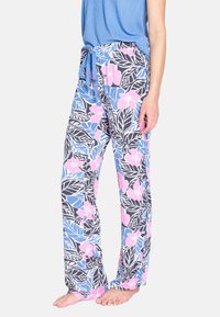 Pantalones de pijama florales con un patrón de hojas en negro, rosa y azul; cuentan con cinturilla elástica y cordón de ajuste; fabricados en tejido ligero.