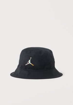 Pălărie tip bucket neagră cu un mic logo siluetă multicoloră a unui jucător de baschet în aer, în centrul din față.