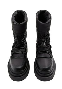 Bottes isolées noires avec une tige synthétique lisse, bout arrondi, semelle épaisse, lacets élastiques et cheville rembourrée pour un confort supplémentaire.