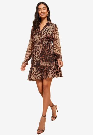 Abito a stampa leopardata con maniche lunghe, vita arricciata e orlo sfumato. Realizzato in tessuto leggero nelle tonalità marroni e beige.