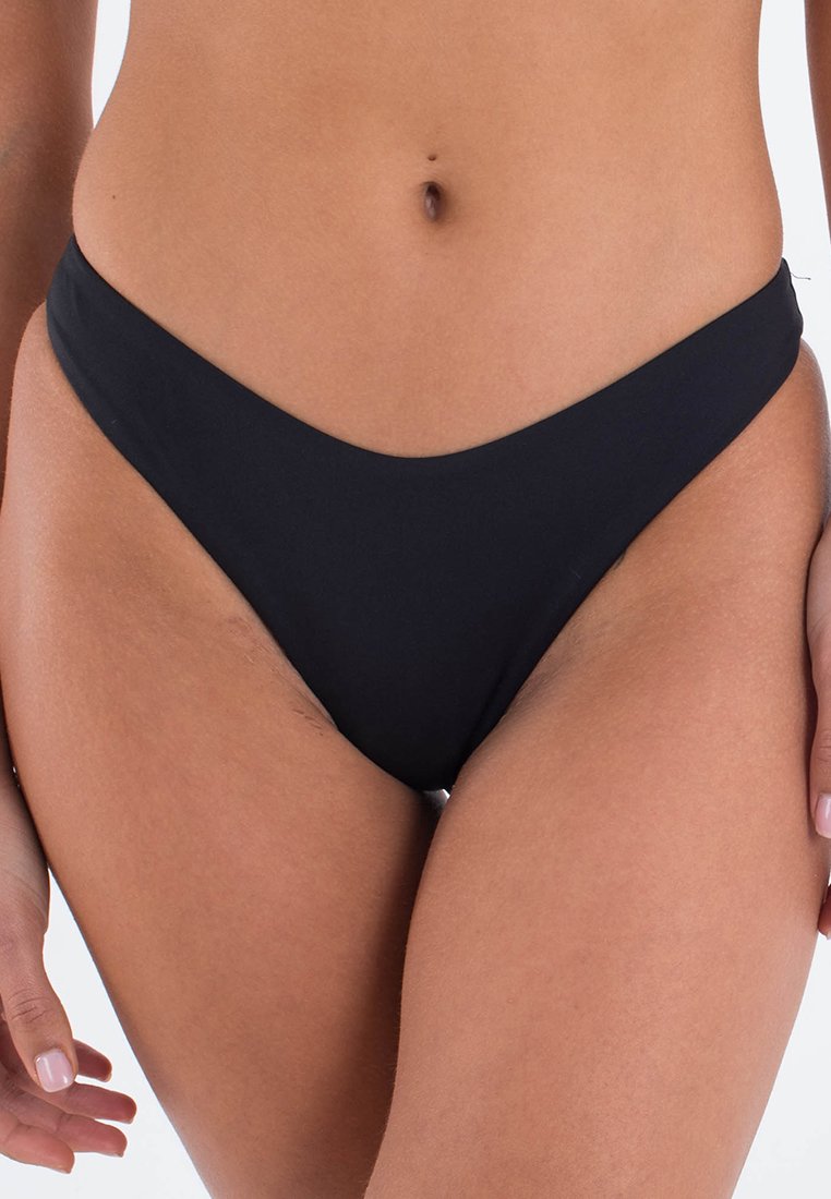 Bas de bikini noir avec un design échancré, texture lisse et style minimaliste, doté d'une taille en forme de U pour un look moderne.