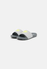 Nike Sportswear VICTORI ONE SLIDE UNISEX - Mulas - grey fog/volt/smoke grey
