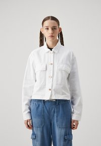 GAP CROP SHACKET - Džinsa auduma jaka - optic white