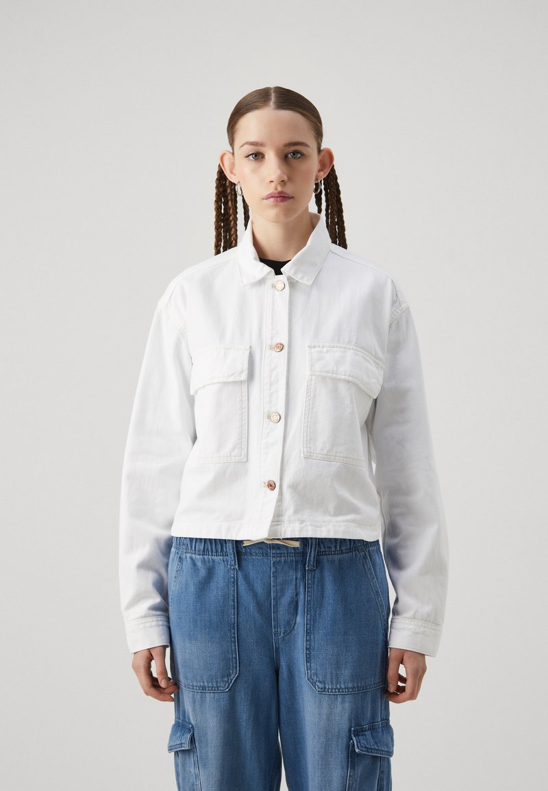 GAP CROP SHACKET - Džinsa auduma jaka - optic white