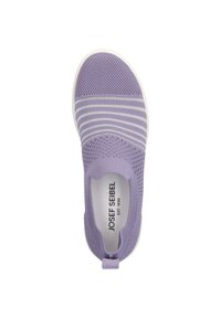 Fioletowy but na slip-on z oddychającej siateczki, z białymi poziomymi paskami i teksturowanym wzorem. Solidna biała podeszwa i pętla do zakupu.