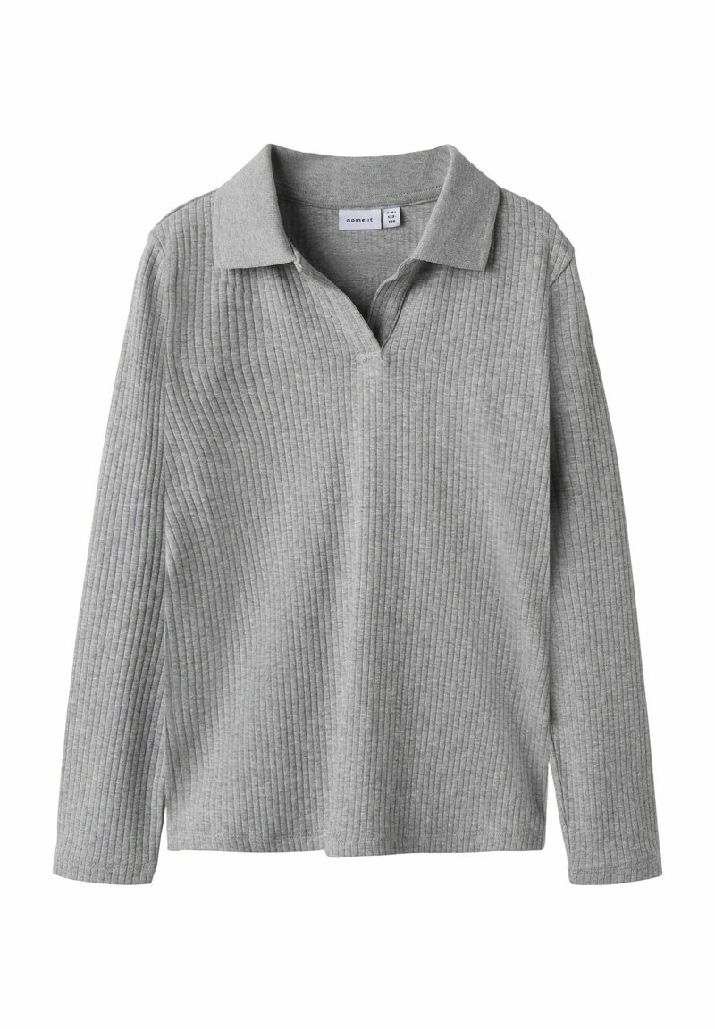 Graues langärmliges Polohemd mit gerippter Textur, das einen kragenlosen Ausschnitt und ein V-Ausschnitt-Design aufweist.