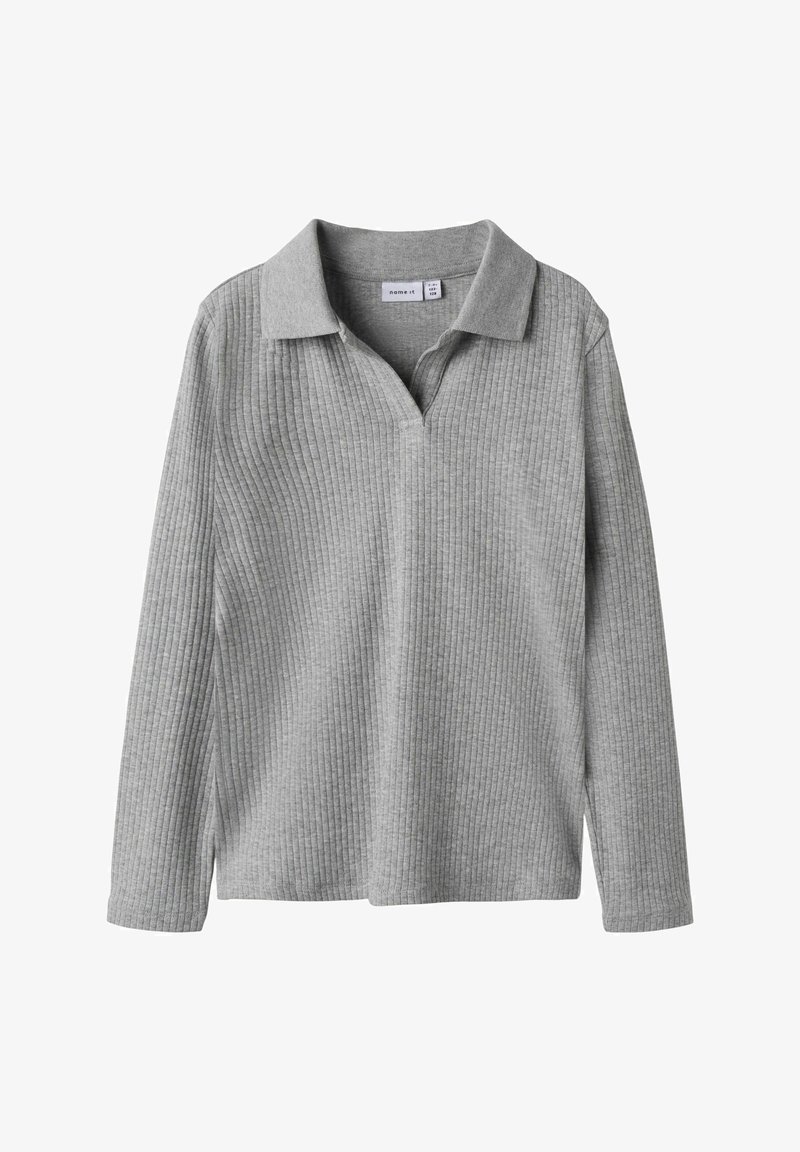 Graues langärmliges Polohemd mit gerippter Textur, das einen kragenlosen Ausschnitt und ein V-Ausschnitt-Design aufweist.