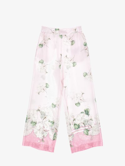 Ροζ ανοιχτόχρωμο παντελόνι με φαρδιά μπατζάκια, διακοσμημένο με λευκά ανθικά σχέδια και πράσινα φύλλα, με ελαστική μέση και ροζ μανσέτες με πουά.