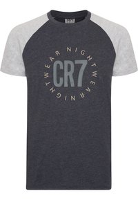 Grå t-shirt med kort ärm och mörkare kropp samt ljusgrå raglanärmar, med en cirkulär logotyp med "CR7" i mitten.