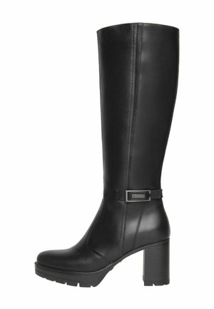 Bottine en cuir noire montante jusqu'au genou avec un talon bloc, une semelle crantée, un détail de boucle sur le côté et une finition lisse.