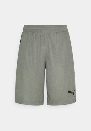 Szare sportowe spodenki z teksturowanym wykończeniem, elastycznym pasem i czarnymi bocznymi akcentami; z czarnym logo Puma na dolnej lewej stronie.