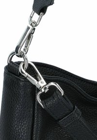 Borsa a tracolla in pelle nera texture con hardware argentato; presenta un attacco per la tracolla e un tratto di cucitura prominente lungo il bordo.