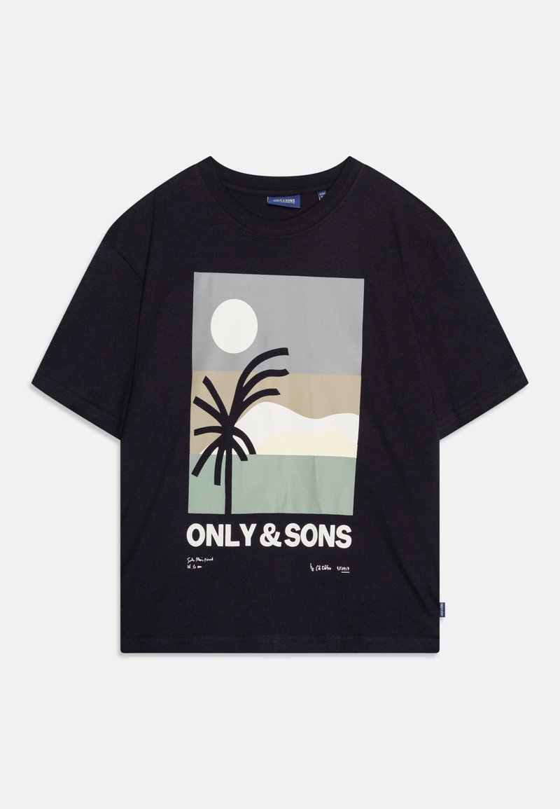 Μαύρο βαμβακερό t-shirt με γραφική εκτύπωση ενός φοίνικα, ήλιου και αφηρημένου τοπίου σε ουδέτερα χρώματα. Το όνομα της μάρκας προβάλλεται έντονα.