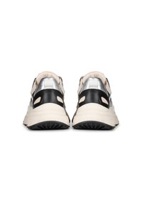 Schwarze und silberne Sneaker mit strukturiertem Obermaterial, beigen Akzenten und dicker weißer Sohle. Verfügt über Aussparungen an der Ferse für Belüftung.