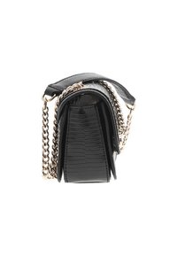 Sac noir en cuir de crocodile embossé avec une bandoulière en chaîne, de forme rectangulaire, surface texturée et fermoir à rabat en haut.