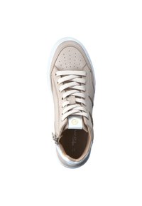 Sneaker beige con punta perforata, lacci piatti e suola bianca. Presenta una chiusura a zip lateralmente e un accento del brand vicino al tallone. Tessuto morbido.