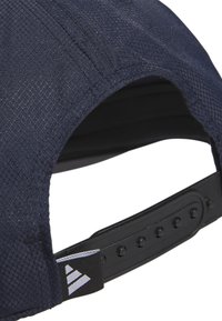 Blå kasket med et struktureret stof, buet skygge og justerbar sort snapback-lukning. Har et lille logotag på siden.