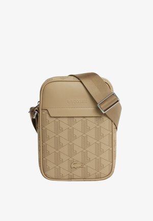 Sac bandoulière beige avec motif géométrique texturé, sangle réglable et logo Lacoste ; forme rectangulaire avec finition lisse.