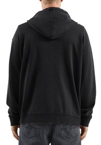 Czarna bluza z polaru z kapturem na sznurki, o luźnym kroju, z prążkowanym dołem i mankietami. Gładka faktura, bez widocznych wzorów czy ozdób.