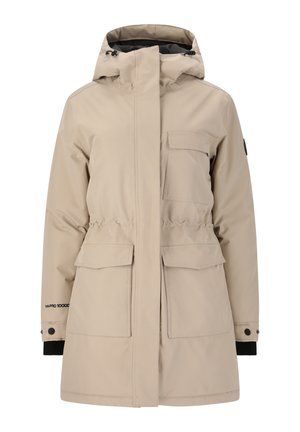 Beige wasserdichte Jacke mit Kapuze, tailliertem Schnitt, mehreren Fronttaschen und schwarz abgesetzten Bündchen, aus strapazierfähigem Material gefertigt.