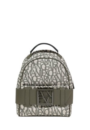 Zainetto piccolo con stampa testuale "ARMANI EXCHANGE" grigia su tutta la superficie, dotato di una larga cintura verde oliva e una targhetta quadrata con il logo A|X sulla parte anteriore.