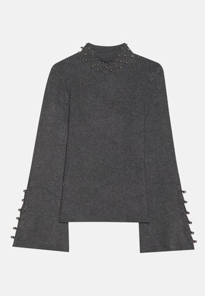 Haut à manches longues gris à côtes avec un col haut orné de clous décoratifs, des manches ouvertes avec des accents de boutons et une coupe droite.