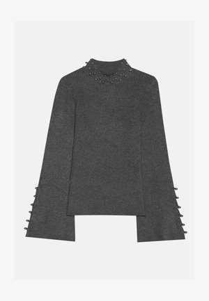 Szara, prążkowana bluzka z długim rękawem, z wysokim kołnierzem ozdobionym ćwiekami, otwartymi rękawami z akcentami w postaci guzików i prostym krojem.