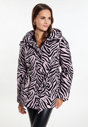 Veste rembourrée de couleur rose clair avec des rayures zèbres noires, dotée d'une capuche, d'une ceinture à nouer et d'une fermeture éclair. Tissu texturé avec un détail matelassé.