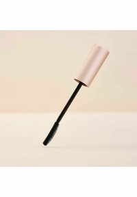 Svart mascaraborste med borste i toppen, med en matt svart stam och ett slätt cylindriskt lock i rosafärg. Ingen synlig märkeslogotyp.