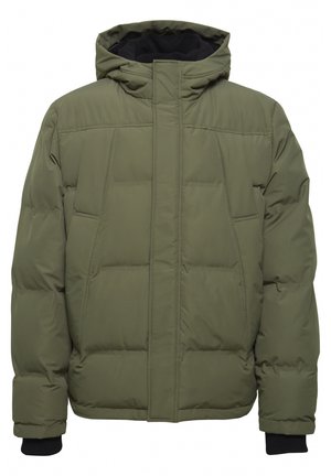 Chaqueta con capucha aislante en verde olivo, con cierre de cremallera frontal, puños de canalé y paneles acolchados. Presenta una tela texturada y suave.