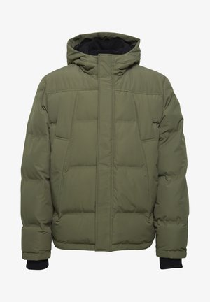 Chaqueta con capucha aislante en verde olivo, con cierre de cremallera frontal, puños de canalé y paneles acolchados. Presenta una tela texturada y suave.