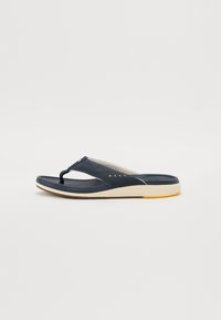 Mørkeblå flip-flop sandal med en teksturert stropp og en dempet, lett såle med gul aksent og preget merkevare på siden.
